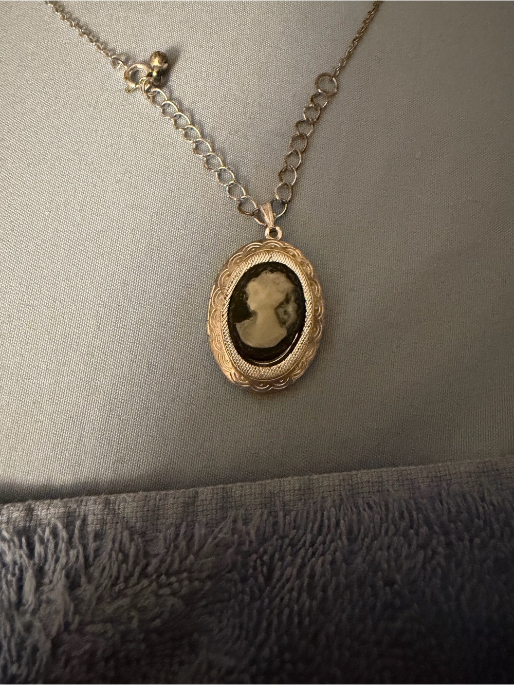 Vintage Gold Cameo Pendant Necklace - Classic Women's Jewelry